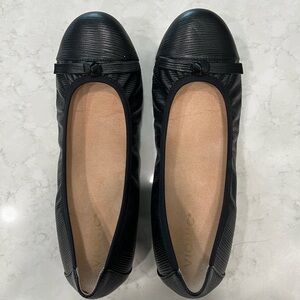 New Condition: Vionic Black Flats with Textured Toe and Bow
